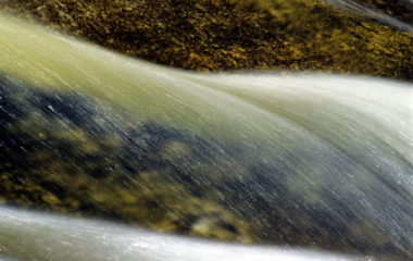 onda d'acqua di un torrente